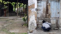 Sementara itu dinding bagian luar RPH mengelupas sehingga terlihat susunan bata merah di dalamnya.