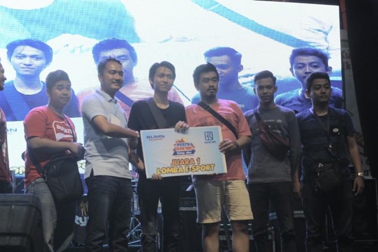 BRI Tebar Panen Hadiah di Gelaran Pesta Rakyat Simpedes Sragen BRI Tebar Panen Hadiah di Gelaran Pesta Rakyat Simpedes Sragen