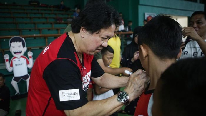 Liem Swie King ikut memantau proses Audisi Umum Djarum Beasiswa Bulutangkis 2019 (Foto: dok. PB Djarum) Liem Swie King ikut memantau proses Audisi Umum Djarum Beasiswa Bulutangkis 2019 (Foto: dok. PB Djarum)