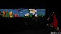 Mural yang menghiasi dinding kawasan di utara Ibu Kota ini pun beraneka ragam, ada yang bertema alam, seperti di kawasan Kalibaru, Cilincing, ada pula yang bertema edukasi seperti yang dapat ditemukan di kawasan Koja, Jakarta Utara.