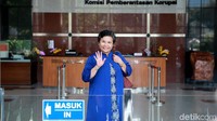Pantauan detikcom, Lili tiba di KPK Jl Kuningan Persada, Jakarta Selatan, Selasa (19/11/2019), sekitar pukul 12.50 WIB. Ia terlihat memakai pakaian warna biru.