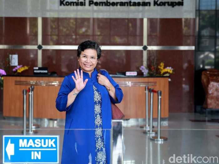 Pimpinan KPK terpilih, Lili Pintauli Siregar dan Nurul Ghufron berada di Gedung KPK, Jakarta. Mereka datang untuk beradaptasi dan bersilaturahmi dengan pegawai KPK.
