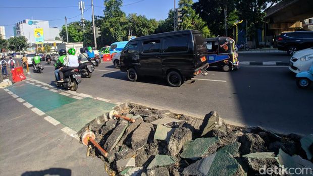 Jalur Sepeda Cikini Dibongkar Demi Trotoar, Begini Pendapat Pejalan Kaki