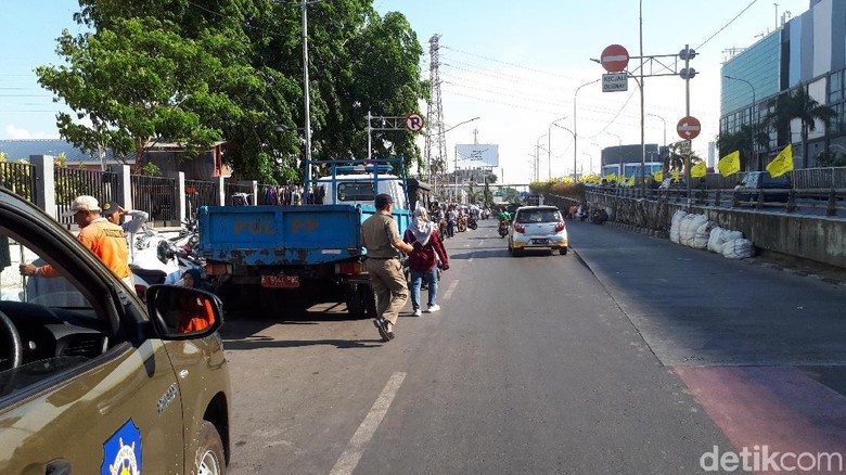 PKL di Jalan Pasar Senen Masih Jualan Jelang Relokasi, Satpol PP Berjaga PKL di Jalan Pasar Senen Masih Jualan Jelang Relokasi, Satpol PP Berjaga