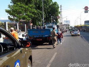 PKL di Jalan Pasar Senen Masih Jualan Jelang Relokasi, Satpol PP Berjaga