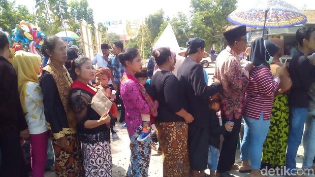 Sedulur Sikep Samin ramai-ramai ikut nyoblos Pilkades di Kudus.