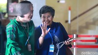 Lili menyapa wartawan.