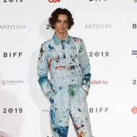 Timothee Chalamet memiliki paras wajah aristokrat, wajah feminin dan kharisma yang berbeda dari pria-pria tampan lainnya. Aktor 24 tahun yang berperan dalam film The King ini bisa mengenakan baju wanita tanpa terkesan kemayu atau kewanitaan. Foto: Getty Images