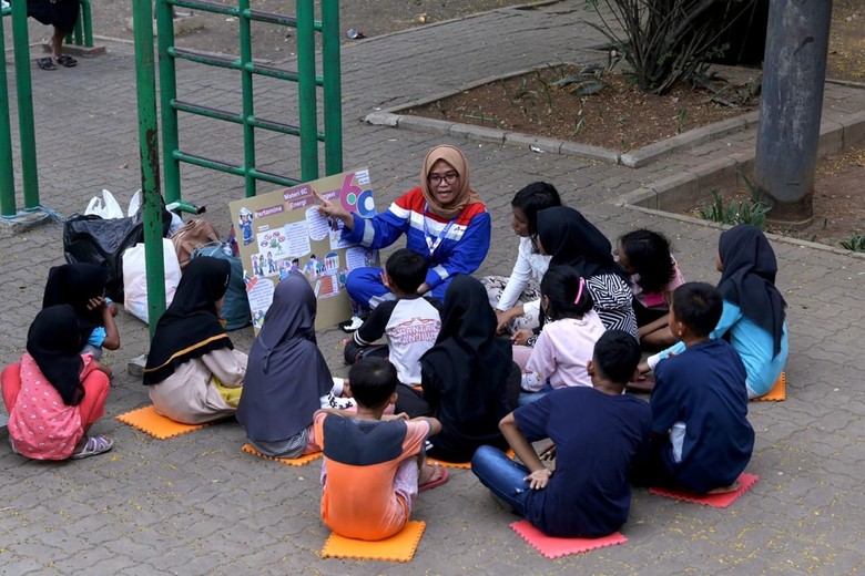 Pertamina Utus Pegawai Jadi Guru Bagi Anak Kurang Mampu Pertamina Utus Pegawai Jadi Guru Bagi Anak Kurang Mampu