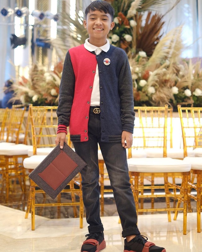 Penampilan Betrand kali ini tampak wah. Dari atas sampai bawah, dia menggunakan barang branded. Ia menggunaka jaket dari Marc Jacobs seharga Rp 2 jutaan. Pada jaketnya disematkan pin dari Chanel seharga Rp 8 jutaan. Tak sampai di situ, Betrand menggunakan sepatu Burberry seharga Rp 8 juta hingga memakai clutch Hermes dengan harga mencapai Rp 20 jutaan.  Foto: dok. Instagram