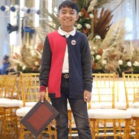 Penampilan Betrand kali ini tampak wah. Dari atas sampai bawah, dia menggunakan barang branded. Ia menggunaka jaket dari Marc Jacobs seharga Rp 2 jutaan. Pada jaketnya disematkan pin dari Chanel seharga Rp 8 jutaan. Tak sampai di situ, Betrand menggunakan sepatu Burberry seharga Rp 8 juta hingga memakai clutch Hermes dengan harga mencapai Rp 20 jutaan.  Foto: dok. Instagram