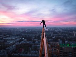 Aksi Gila Instagrammer Bertaruh Nyawa di Ketinggian