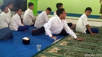 Untuk merukyah para siswa, pihak sekolah mendatangkan 10 praktisi dari Jamiyyah Ruqyah Aswaja (JRA) Pondok Pesantren Sunan Kalijaga, Desa Ngudirejo, Kecamatan Diwek, Jombang.
