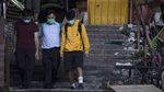 Para Orang Tua Menunggu Demonstran yang Terjebak di Kampus Hong Kong