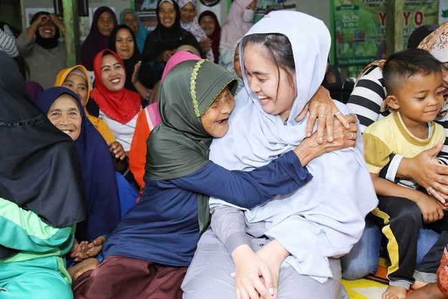 Sebagai wakil rakyat dari kalangan milenial, Farah berharap bisa membawa perubahan dan memberi citra positif pada lembaga tersebut. Saya ingin menunjukkan bahwa eksistensi kami para politisi muda DPR juga untuk kebaikan kualitas parlemen dalam jangka panjang di masa depan. Dengan adanya saya dan politikus muda lainnya dapat membantu membenahi parlemen di masa depan, serta mengembalikan kepercayaan masyarakat yang sebelumnya kurang terhadap DPR, kata Farah kepada detikcom tahun lalu. (Foto: Instagram/@farahputerinahlia)