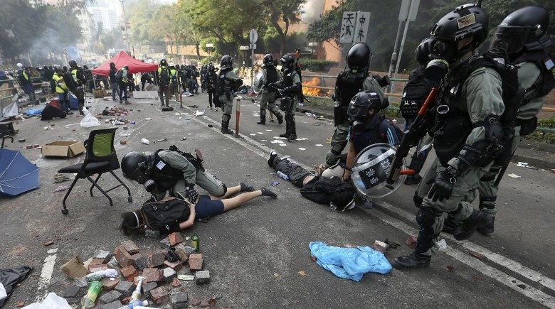 1 WN Jepang Ditangkap di Dekat Kampus Hong Kong yang Dikepung Polisi 1 WN Jepang Ditangkap di Dekat Kampus Hong Kong yang Dikepung Polisi