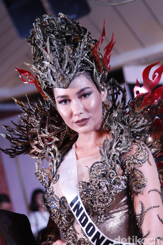 Pembuatan memakan waktu 10 bulan. Beratnya sendiri mencapai 10 kg. Meski harus menopang beban yang tak enteng, Frederika merasa ‘powerful’. “Semoga para perempuan merasa terinspirasi seperti saat saya memakainya,” kata perempuan kelahiran Jakarta, 5 Oktober 1999, itu.  (Foto: Mohammad Abduh/detikcom)