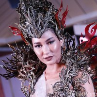 Pembuatan memakan waktu 10 bulan. Beratnya sendiri mencapai 10 kg. Meski harus menopang beban yang tak enteng, Frederika merasa ‘powerful’. “Semoga para perempuan merasa terinspirasi seperti saat saya memakainya,” kata perempuan kelahiran Jakarta, 5 Oktober 1999, itu.  (Foto: Mohammad Abduh/detikcom)