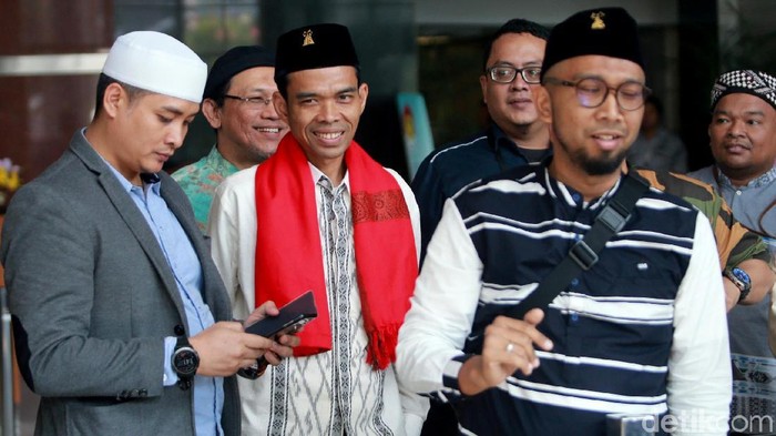 Ustaz Abdul Somad (UAS) meninggalkan gedung KPK. Ia mengatakan kehadirannya untuk mengisi tausiyah tentang penguatan mental di tubuh lembaga antirasuah itu.