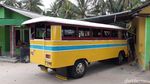 Potret Bus Kayu Antik, Andalan Transportasi Wisata di Karimun