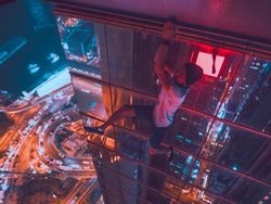 Aksi Gila Instagrammer Bertaruh Nyawa di Ketinggian