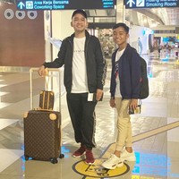 Betrand Peto yang berasal dari Manggarai, Nusa Tenggara Timur (NTT) diangkat oleh Ruben Onsu menjadi putranya. Setelah menjadi bagian dari keluarga Onsu, Betrand pun betransformasi menjadi anak laki-laki yang stylish. Seperti penampilan Betrand saat berada di bandara bersama sang ayah. Bocah 13 tahun itu tampil dengan sepatu Gucci yang harganya sekitar Rp 12 jutaan. Foto: dok. Instagram