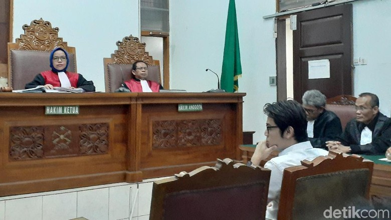 Kriss Hatta Dituntut 10 Bulan Penjara Terkait Kasus Penganiayaan Kriss Hatta Dituntut 10 Bulan Penjara Terkait Kasus Penganiayaan