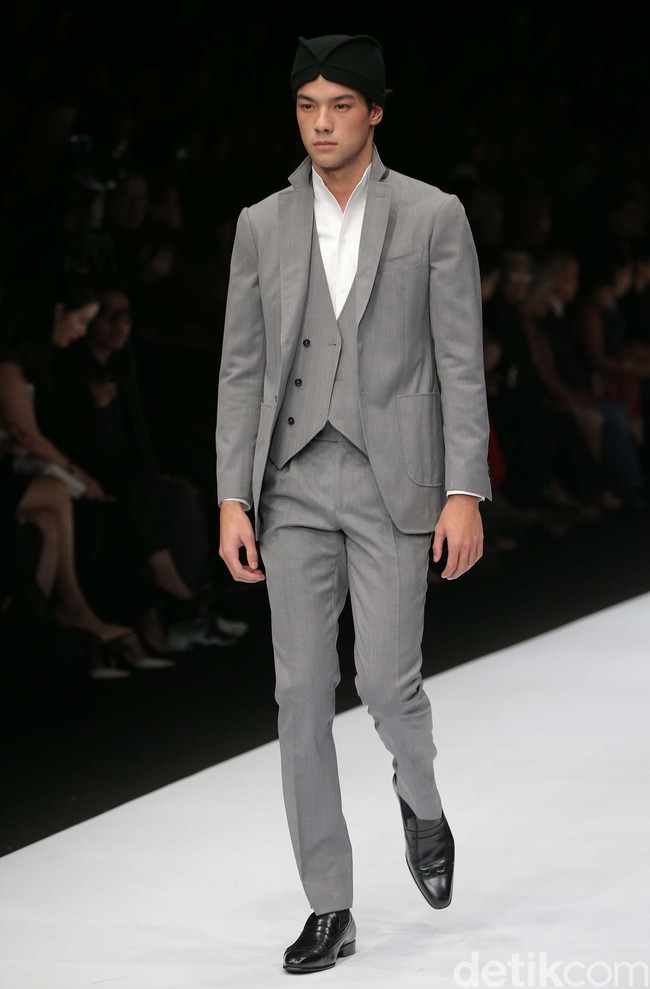 Auguste Soesastro membuka fashion show DFK (Dewi Fashion Knight) tahun ini dengan mengangkat tema Javanese Invasion di Jakarta Fashion Week 2020, Senayan City, Jakarta. Senin [28/10/2019]. Foto: Rachman Haryanto/detikcom