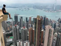 Aksi Gila Instagrammer Bertaruh Nyawa di Ketinggian