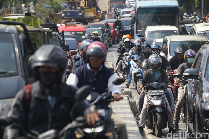 Kemacetan parah terjadi di Jalan Lenteng Agung hingga Jalan Pasar Minggu Raya, imbas pembangunan flyover.