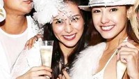Wanita yang hobi nyanyi ini juga kerap menghabiskan waktu bersama orang-orang terdekatnya. Seperti ketika pesta dengan cocktail. Foto: Instagram erika.sawajiri.erika