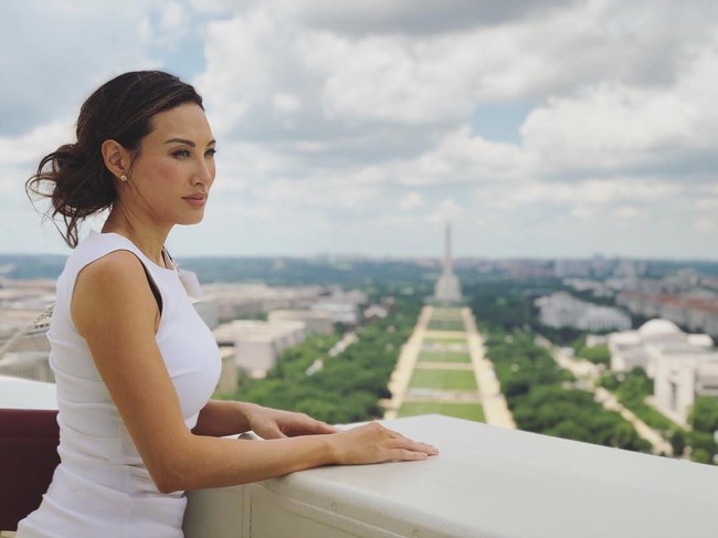 Mina Chang dituding berbohong mengenai dirinya yang kuliah di Harvard, tampil di sampul majalah Time hingga menjabat sebuah posisi di PBB. Karena kasus ini, wanita yang sebelumnya adalah sekretaris asisten State Department’s Bureau of Conflict and Stability Operations itu pun memilih untuk resign. Foto: Instagram @minatrinitychang