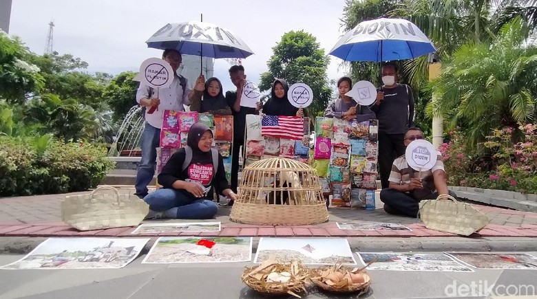 Belasan Aktivis Lingkungan Minta Khofifah Tindak Pengimpor Sampah Plastik Belasan Aktivis Lingkungan Minta Khofifah Tindak Pengimpor Sampah Plastik