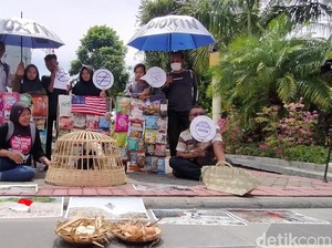 Belasan Aktivis Lingkungan Minta Khofifah Tindak Pengimpor Sampah Plastik