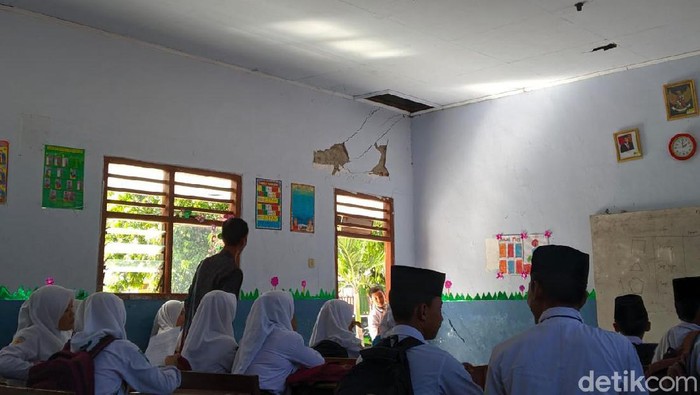 5 Ruang Kelas Madrasah di Mojokerto Ini Retak dan Amblas