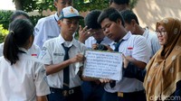 Pengambilan gambar tersebut dilakukan karena para siswa itu tengah membuat film pendek tentang bahaya korupsi.