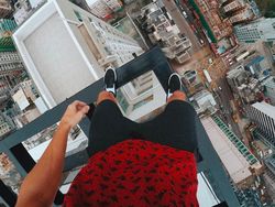 Aksi Gila Instagrammer Bertaruh Nyawa di Ketinggian