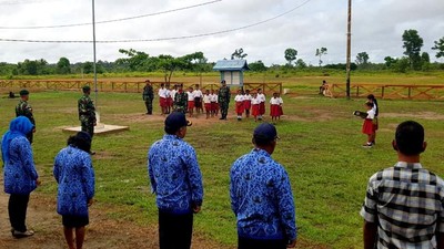 Prajurit TNI Gelar Upacara Bendera di SD Perbatasan RI-PNG