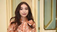 Ia tampil seksi dengan busana menerawang dan rok pendek. Pool/Noel/detikFoto.