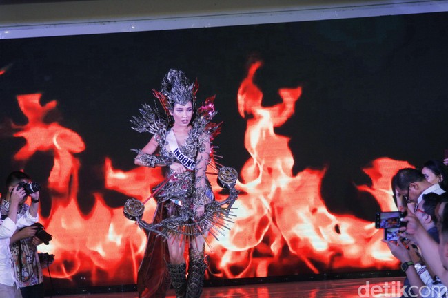 Bagi Morphacio Body Art dan Mayaratih Couture, ini kali kedua mereka membuat kostum wakil Indonesia di kontes kecantikan internasional. Kostum yang dipakai Dea Goesti Rizkita di Miss Grand International 2017 menjadi debut mereka dan memenangkan kategori Best National Costume. (Foto: Mohammad Abduh/detikcom)