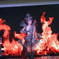 Bagi Morphacio Body Art dan Mayaratih Couture, ini kali kedua mereka membuat kostum wakil Indonesia di kontes kecantikan internasional. Kostum yang dipakai Dea Goesti Rizkita di Miss Grand International 2017 menjadi debut mereka dan memenangkan kategori Best National Costume. (Foto: Mohammad Abduh/detikcom)