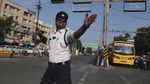 Aksi Unik Polisi India Mengatur Lalu Lintas Sambil Menari