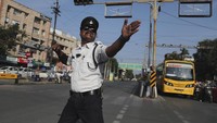 Seorang polisi di India memiliki cara unik untuk mengatur lalu lintas di jam-jam sibuk di kawasan Indore, India.