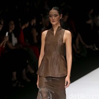 Auguste Soesastro membuka fashion show DFK (Dewi Fashion Knight) tahun ini dengan mengangkat tema Javanese Invasion di Jakarta Fashion Week 2020, Senayan City, Jakarta. Senin [28/10/2019]. Foto: Rachman Haryanto/detikcom