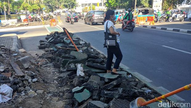 Giliran Jalur Sepeda Dibongkar Demi Trotoar
