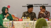 Selain Arsul Sani, sejumlah tokoh lain yang turut hadir sebagai pembicara dalam diskusi itu adalah Wakil Ketua Komisi II DPR-RI Arwani Thomafi dan Direktur Tata Negara Ditjen AHU Kemenkum HAM, Kartiko Nurintas. Fenita Darwis juga turut hadir menjadi moderator dalam diskusi itu.