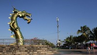 Uniknya, patung kepala naga setinggi tujuh meter itu memiliki ekor yang terpisah berjarak lima kilometer.