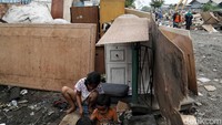 Sejumlah anak bermain di sekitar puing-puing bangunan.