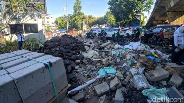 Giliran Jalur Sepeda Dibongkar Demi Trotoar