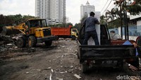Sebelumnya diberitakan, Pemkot Jakut menegaskan sudah ada sosialisasi ke warga sebelum penggusuran pada Kamis (14/11) yang lalu dan rusun juga disediakan. Warga diklaim telah bersedia pindah namun Pemkot menyebut ada provokasi dari warga yang menyewakan lahan secara ilegal.